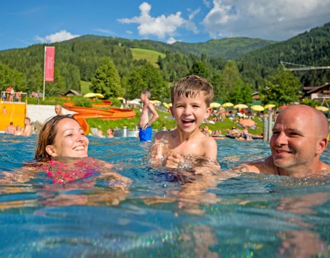 Schwimmen gehen mit Kind in Kleinarl © Wagrain-Kleinarl Tourismus