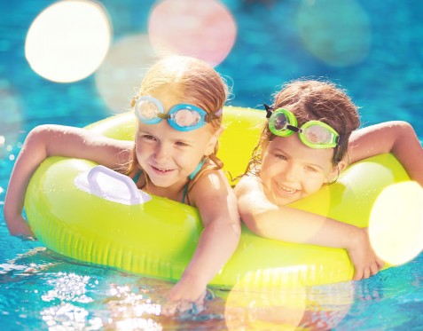 Kinder im Wasserbecken ©  shutterstock.com