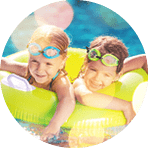 Kinder im Wasserbecken © shutterstock.com