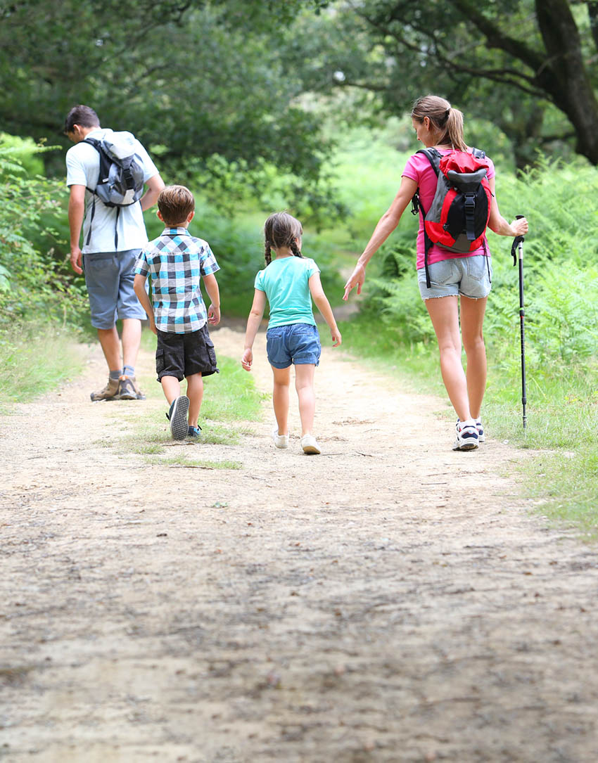 Familie beim Wandern © shutterstock.com