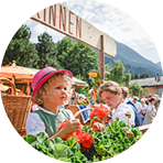 Kleines Mädchen im Festwagen © Wagrain-Kleinarl-Tourismus