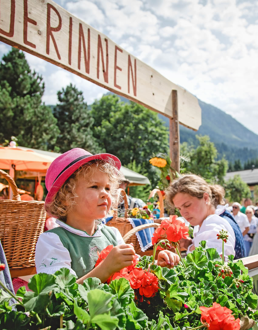 Kleines Mädchen im Festwagen © Wagrain-Kleinarl-Tourismus