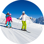 Mutter mit Kindern beim Skifahren © shutterstock.com